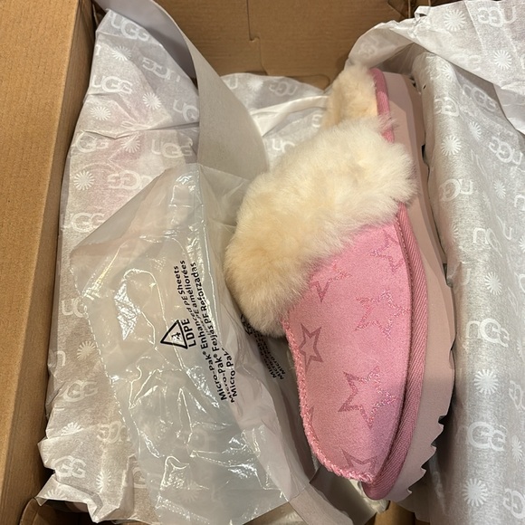 UGG big kids Cozy II Iridescent Stars Slippers - Picture 7 of 8